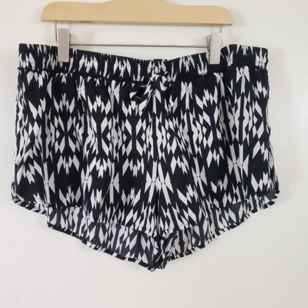 Victoria's Secret Printed Shorts Black & White Medium Western Boho Lightweight